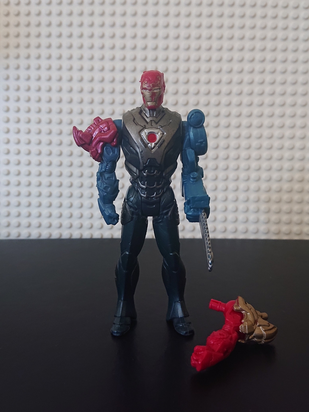 2012 Hasbro Marvel - Iron Man 4" Action Figure w/ Saw Arm - Red Blue